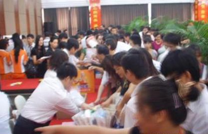 广告拉动+商业分销